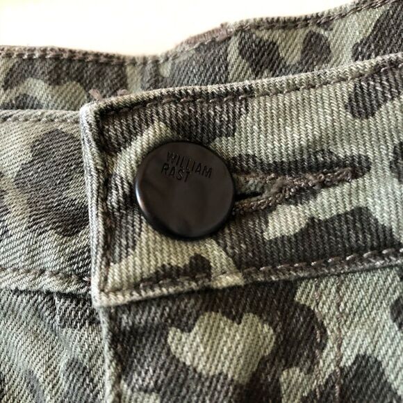 WILLIAM Rast Green Cheetah Raw Hem Short - Picture 5 of 10